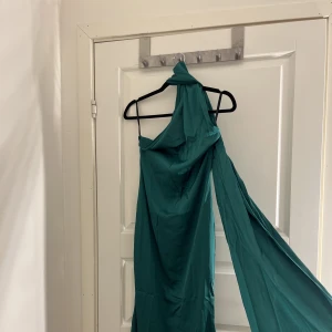 Oanvänd klänning  - Oanvänd satin grön klänning från shein passar Xs-S.