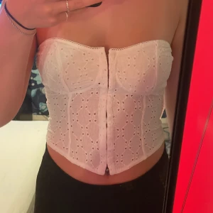 Bandeau topp - Helt ny bandeau topp från hm. Bara testad, aldrig använd prislapp kvar.💗 Skriv ifall ni har några funderingar💞