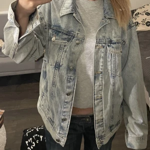Jeans jacka  - En ljus blå jeans jacka i bra skick och perfekt till hösten. Skriv för fler bilder eller andra frågor!
