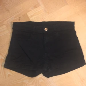 Shorts  - Svarta shorts i storlek (se sista bild) från H&M. Nyskick :) 