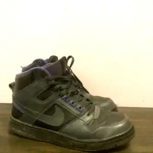 Snygga klassiska high sneakers i svart och lila. Köpte de begagnade, sulan på vänster sko har släppt lite men det stör inte alls när man går i dom, det kan lagas om dom limmas skulle jag tro. I övrigt i fint använt skick! Stl 42.5 men mer som 42.