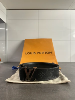 Louis Vuitton bälte - Tja! Säljer nu mitt underbara Lv bälte, den är i storlek 85cm och är i bra skick! 