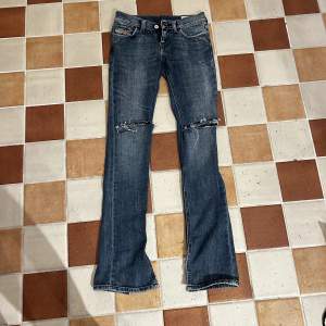 Ett par super snygga lågmidjade Disel jeans i ett super bra skick❤️❤️Skriv för mer info💗