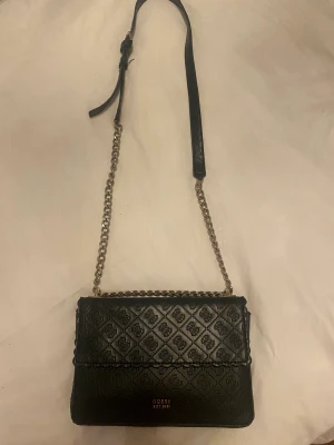 GUESS crossbody väska  - Svart  Nyskick  Rymlig, många fack  24x15x4