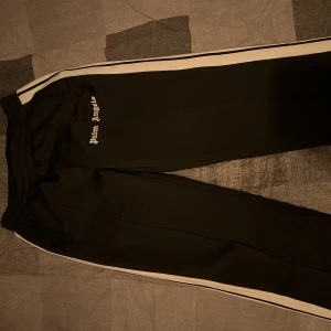 palm angels byxor  - har haft dom ett tag köpte dom på rea. snabba affärer. storken L men passar M. skriv flr mer info