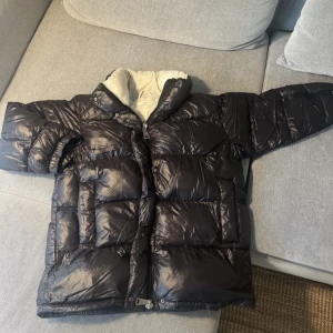 Vinterjacka - Glansig vinterjacka från Mango i mycket bra skick. Storlek 40/L, lite längre jacka💗