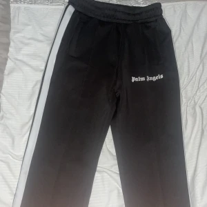 Palm angels byxor  - Säljer dessa Palm angels just för att dem inte passa mig, väldigt feta och helt oanvända! Inte äkta.