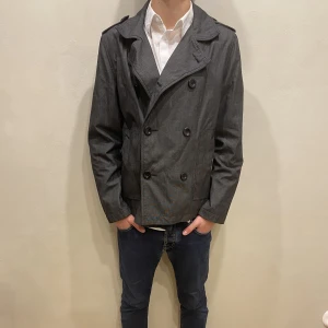 Overshirt Topman - Hej! Säljer nu min jacka från märket Topman storlek M i fint skick. Modellen på bilden är 180cm lång och väger 80kg. Tveka inte på att höra av dig om du har några frågor eller funderingar kring varan!