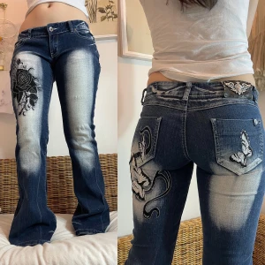 Crazy age jeans - Lågmidjade jeans med en massa fina detaljer. Modellen på bilden är 163 cm lång 