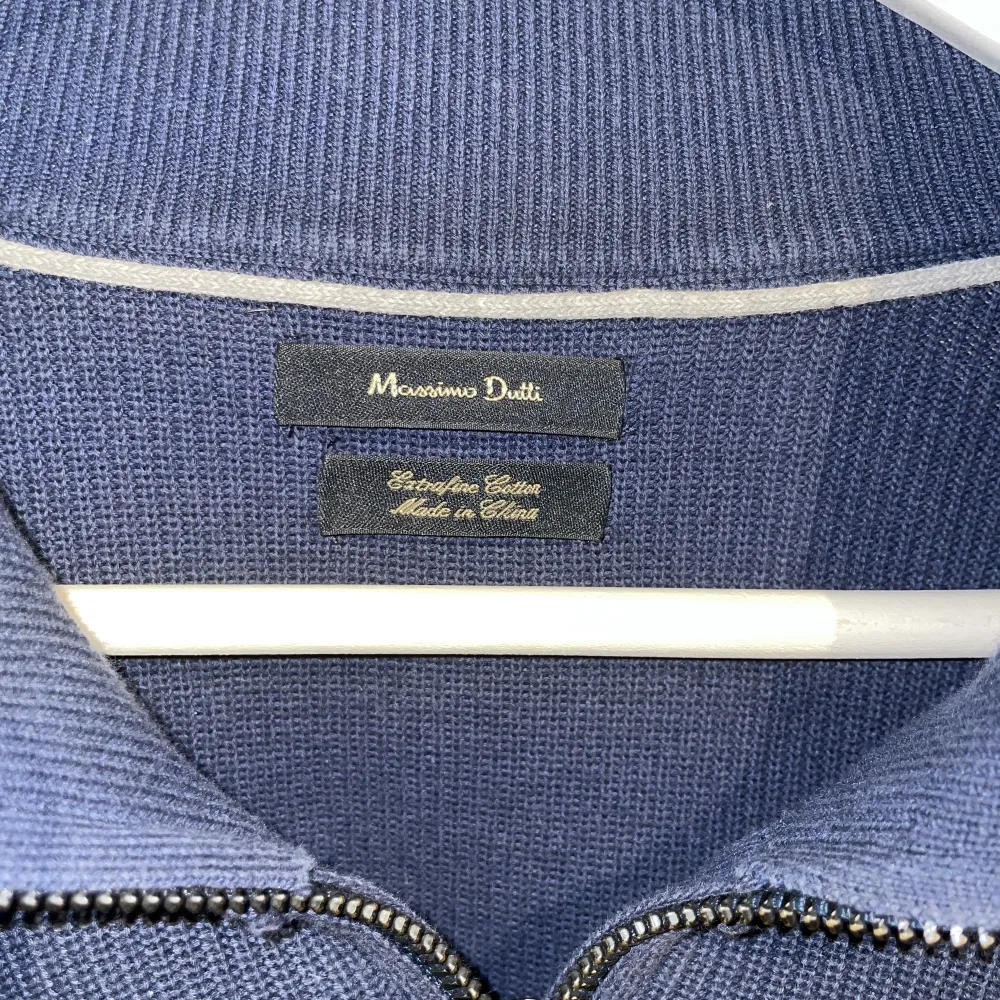 Tja säljer min Massimo Dutti zip tröja då den inte kommer till användning. Passar mig som är 187🟩Skicket är 10/10 knappt använd. Är öppen för byten. Hör av dig vid minsta lilla fundering🙌. Hoodies.