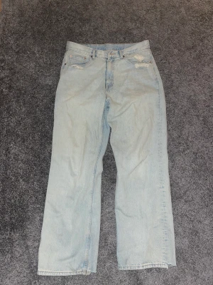 Loose jeans blåa - Beställde dem på NLYMAN  Nytt pris ca 1000kr Inte använda så mycket. 32/32