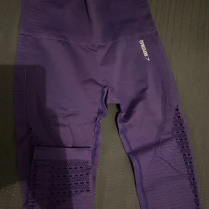 Lila Gymshark tights - Lila träningstights ifrån Gymshark i storlek S