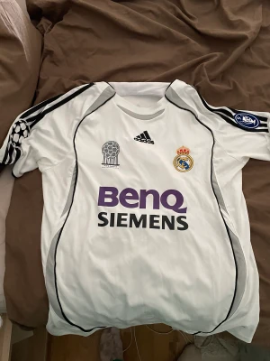 Real Madrid beckham - Otroligt fin kopia på Beckhams tröja i real! Kan lösa mer bilder. Sitter som en L