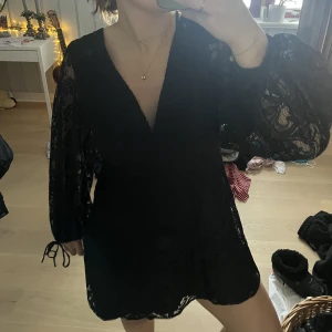 Klänning - Intressekoll på denna superfina klänningen från Love Triangle! Nypris 700kr. Superfin i ryggen! Skriv om ni är intresserade!