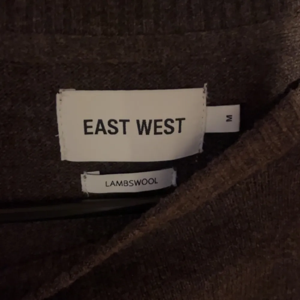 Tja, säljer nu en Lambwool stickad tröja från brothers i strl M, näst intill oanvänd Max använd 1-2 gånger.. Tröjor & Koftor.