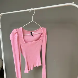 Fin rosa tröja, ett ytterst liten defekt som syns på bild 3.