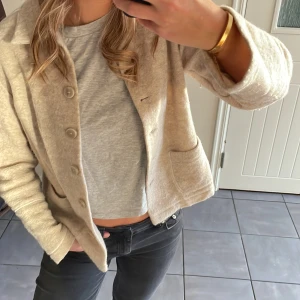 Beige jacka - Tunn beige jacka i storlek 36 från Marco pecci, mjukt lurvigt material passar bra till våren💞två fickor på sidorna och knappar som man stänger med!