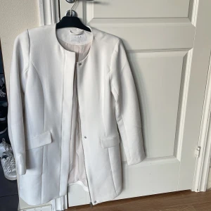 Vit kappa - Vit kappa från vila i storlek xs, bra skick💞fickor på sidorna och dragkedja att stänga med!