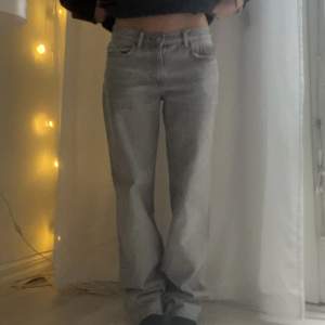Jättesmugga gråa jeans från Gina. Aldrig använda! Köpta för 500. Passar s och xs!