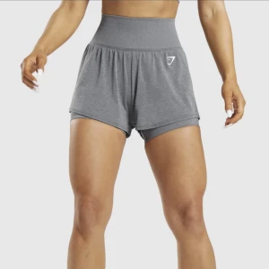 Vital seamless shorts gymshark  - Storlek M. Använda en gång så som nya. Tights under shortsen så bekväma till både löpning & gym. 