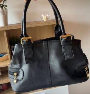 Handväska  - Super snygg handväska. Knappt använd men har inga defekter eller liknande. Skriv för fler frågor 