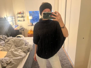 Mörkblå Poncho - Så snygg poncho som inte kommer till användning längre. På sista bilden ser man mönstret tydligare😊