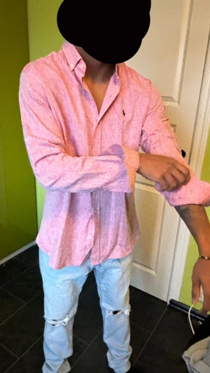 Rosa ralph lauren skjorta  - Rosa polo linne skjorta i storlek L, väldigt bra skick inga defekter 