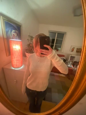 Vit stickad tröha - Stickad vit tröja med mönster i storlek S, frågor skriv privat 