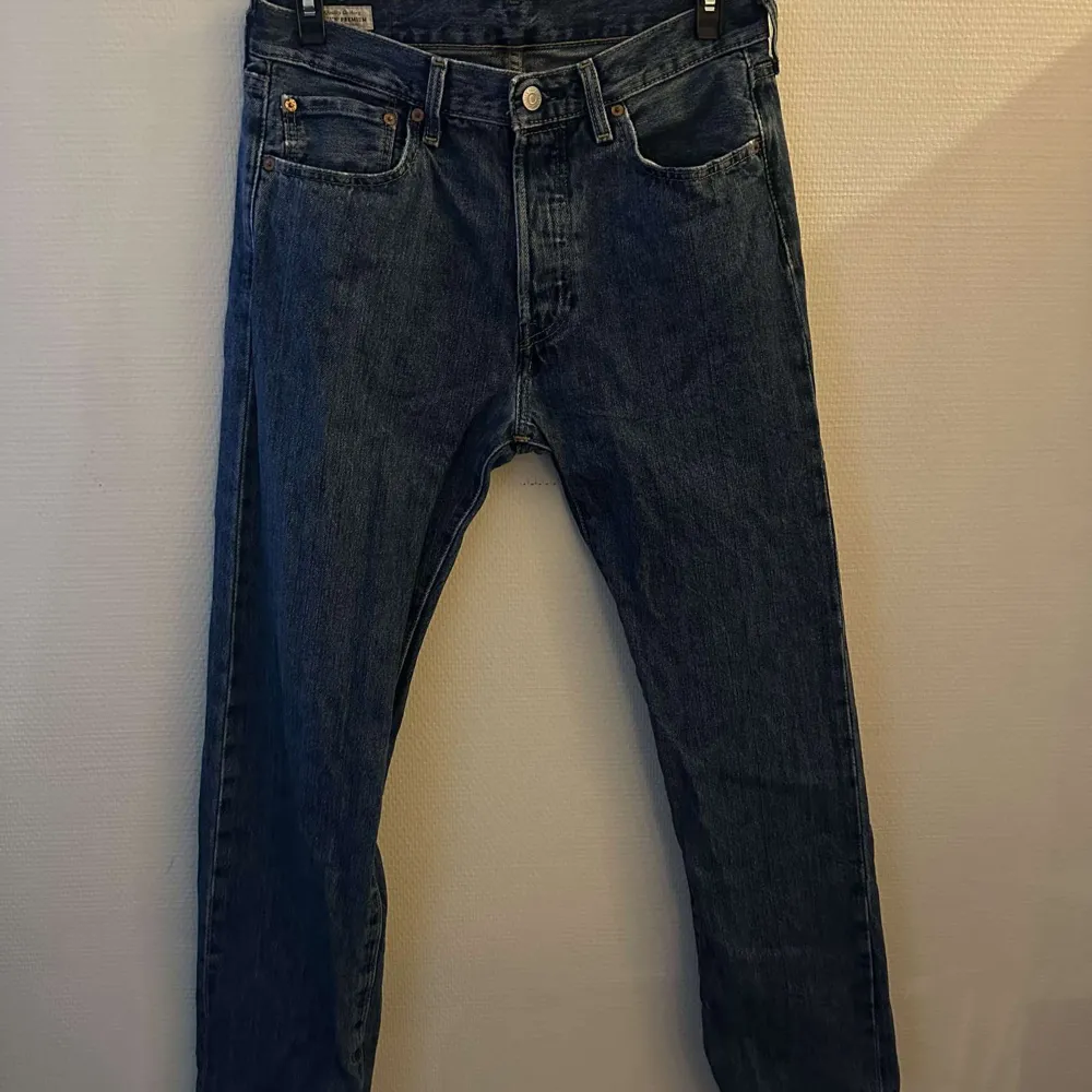 Riktigt snygga jeans från Levis, modellen är ett par välkända 501or, dom är i riktigt bra skick. Jeans & Byxor.