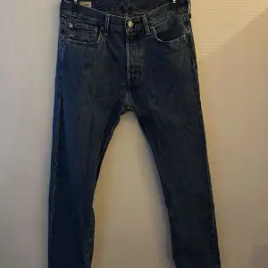 Riktigt snygga jeans från Levis, modellen är ett par välkända 501or, dom är i riktigt bra skick