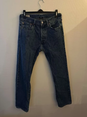 Levis 501 jeans - Riktigt snygga jeans från Levis, modellen är ett par välkända 501or, dom är i riktigt bra skick