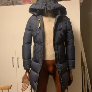 Blå vinterjacka - Jacka från parajumper, Nypris: 9999kr mitt pris: 700kr, lågt pris pågrund av gammal model och lite sliten här och där. 