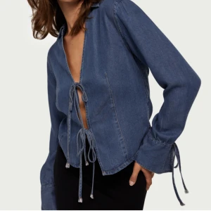 Only blus - Slutsåld blus från Nelly! Oanvänd :) Säljer då jag inte hunnit returnera den! 