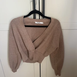 Brun tröja - Brun omlott tröja i superskönt material, knappt använd. Från NA-KD 