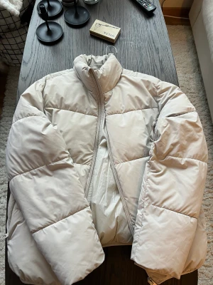 Zara jacka - Créme färgad jacka ifrån Zara. Köpt på Zaras hemsida för 799 kr. Använt sparsamt och i mycket bra skick. I herrstorlek S. Pris kan diskuteras vid snabb affär. 