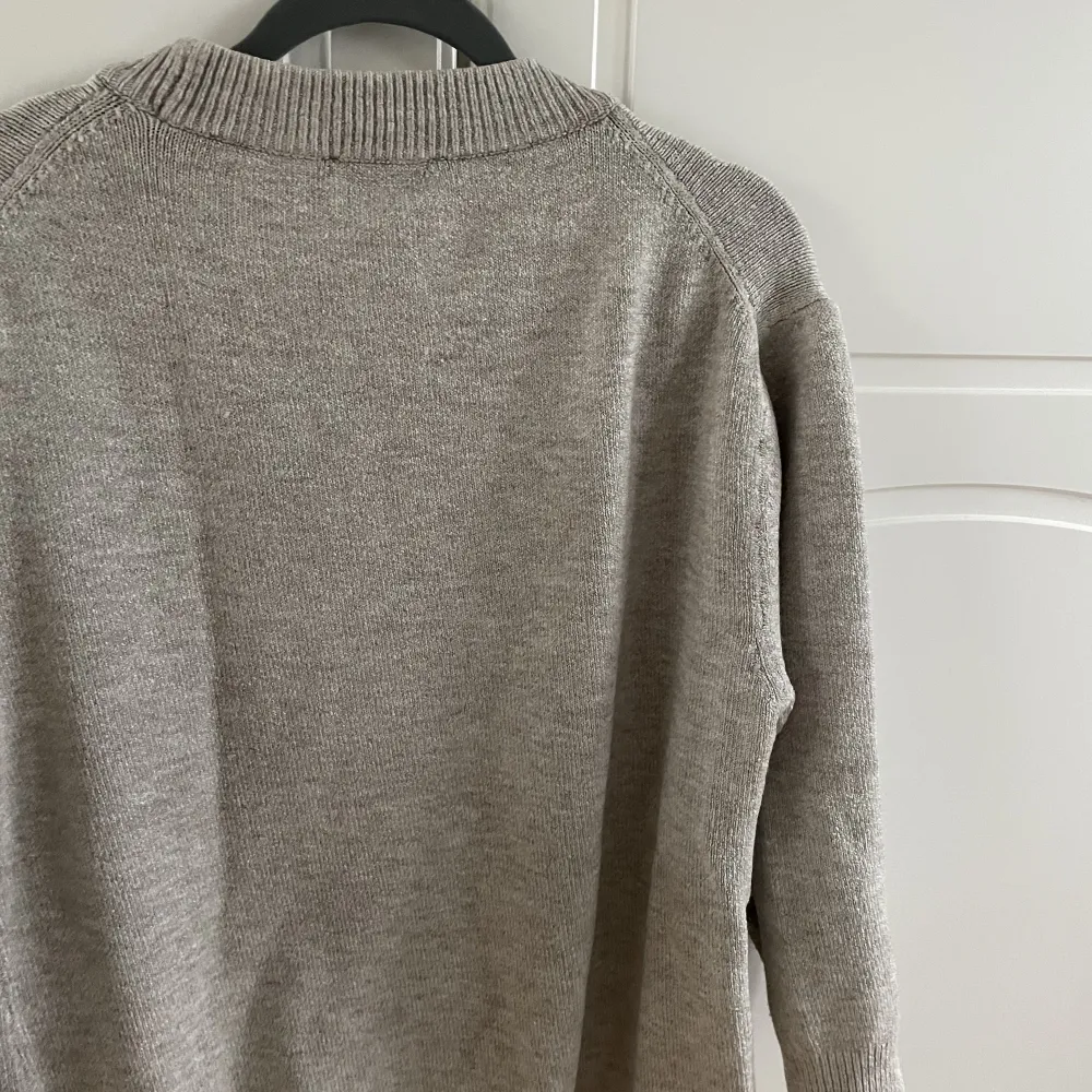 Stickad tröja från zara men kortare ärmar, bra skick!!🤍grå/beige. Tröjor & Koftor.