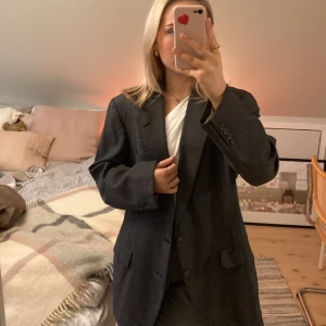 Oversized blazer - Den perfekta oversizade mörkgråa blazern. Perfekt att ha över en stickad tröja eller hoodie. Litet hål på den högra ärmen, därav priset. Köpt secondhand. 