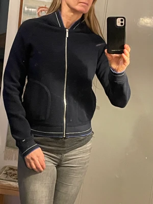 Hilfiger cardigan  - Cardigan storlek S mörkblå