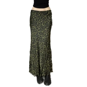 leopard kjol🐆 - så cool leopard kjol från urban outfitters, jättesnygg nu på hösten/vintern med boots!! midjemått: 37cm, jag på bilden är 169❤️🐆