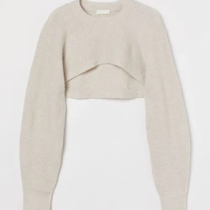 Croppad tröja - Väl använd tröja men fortfarande i fint skick, kommer ej till användning längre men hör av er vid intresse💓🩷💓