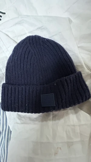 Acne studios mössa - Säljer min acne mössa för barn. Säljer den på grund av att den är ganska liten för den är för barn. Den är lite smutsig men går enkelt att få bort. Färgen mörk blå.