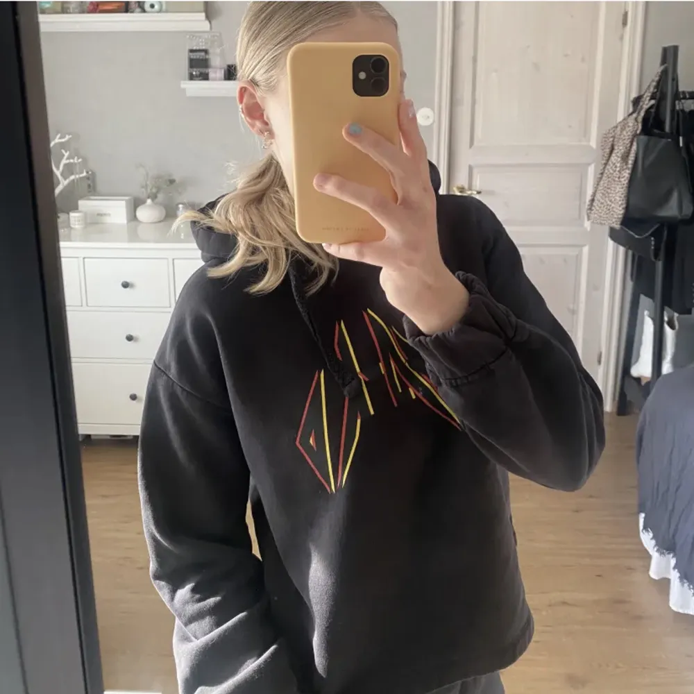 Cool hoodie från NA-KD med tryck framtill❤️ endast använd någon gång, fint skick!. Hoodies.