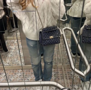 Acne jeans - Super snygga! Köpte på plick, men tyvär för stora.🌨️🌨️inte mina bilder, lånade av hon jag köpte från! 