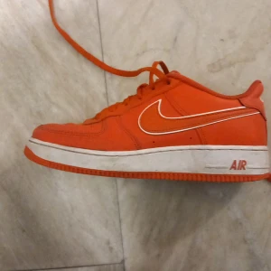Nike Air force 1 custom orange - Jag har använt i 1 månad men den blev för liten för mig.