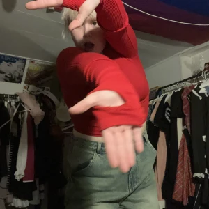 Croppad topp - Croppad topp köpt secondhand! Har hål för tummarna🤭