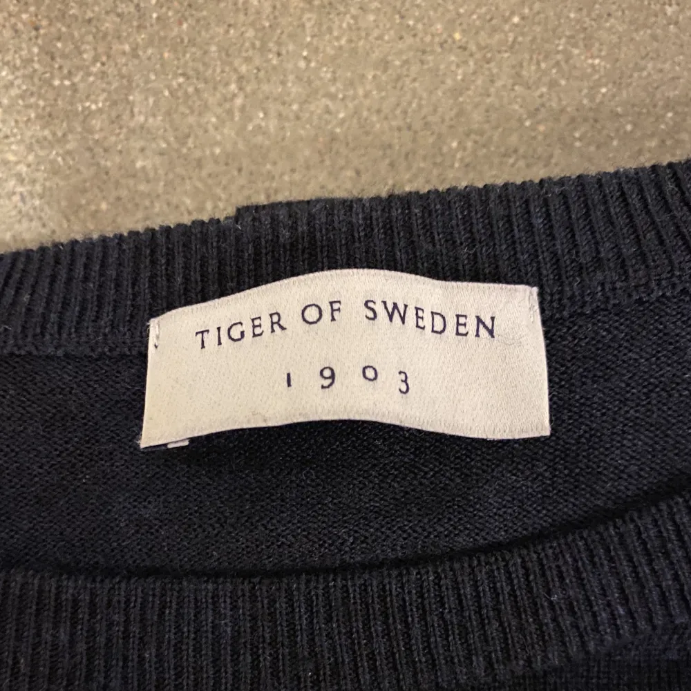 En stilren finstickad pullover från Tiger of Sweden. Endast använd fåtal gånger. 100% ull. Hör av er om ni har några funderingar. . Hoodies.