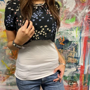 BLOMMIG KORT TOPP - Passar S/M. Modell 175 cm. Snyggt att styla med linne under. Hör av er vid frågor/fler bilder. 