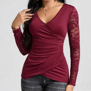 Röd långärmad lace tröja - Säljer denna helt nya och oanvända plagg. Jag råkade beställa i fel färg och därför säljer jag den❤️ Annars är den jätte fin, sitter bra och är en skön material🥰