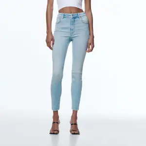 Vintage skinny jeans med medelhög midja i färgen ljus indigo Storlek 34/XS Tighta med mycket stretch  Helt oanvända med prislapp kvar