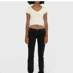 Jeans  - Säljer mina lågmidjade jeans från stradivarius, då jag inte har fått någon användning av dom. Dom är helt nya har endast använt dom en gång 